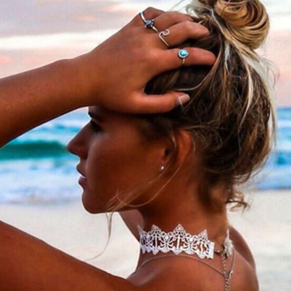 🎀2/25🎀 Trendy White Lace Embroidered Choker - Picture 1 of 4